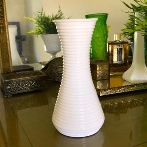 Vintage | ribbed milk glass vase